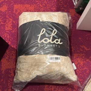Lola Blanket, brand new, size large, Caramel N’Cream, large